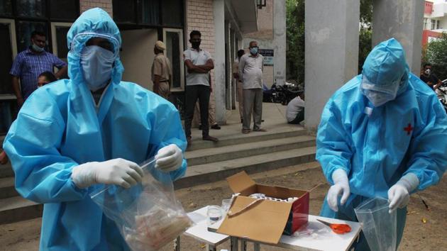 Medical workers collect swab samples from Haryana Police personnel for COVID-19 tests, during a nationwide lockdown due to coronavirus pandemic, at Police Line, in Gurugram, India.(Yogendra Kumar/HT PHOTO) Medical workers collect swab samples from Haryana Police personnel for COVID-19 tests, during a nationwide lockdown due to coronavirus pandemic, at Police Line, in Gurugram, India.(Yogendra Kumar/HT PHOTO)