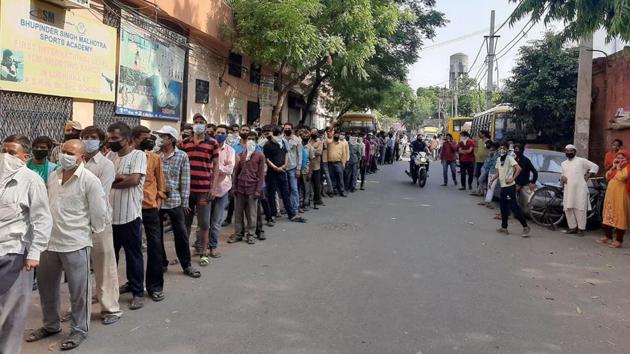 Labourers standing in queue for ration near Pothohar school in Ludhiana on Sunday. (HT PHOTO) Labourers standing in queue for ration near Pothohar school in Ludhiana on Sunday. (HT PHOTO)