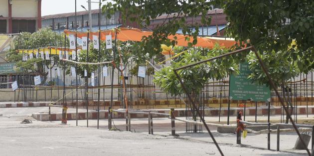 Tents erected by police near the main entrance of railway station to streamline crowd of labourers. (Gurpreet Singh/HT) Tents erected by police near the main entrance of railway station to streamline crowd of labourers. (Gurpreet Singh/HT)