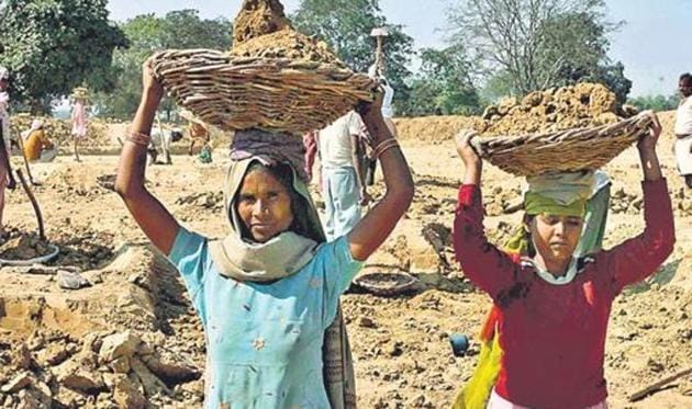 The Ashok Gehlot-led Congress government said that it would issue job cards to all migrant labourers and engage them under the MGNREGA. (HT Photo)