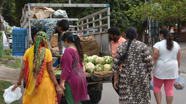 Chandigarh residents bodies have raised concerns over unregulated movement of vegetable vendors who are not screened and could exacerbate the epidemic.(Sant Arora/HT) Chandigarh residents bodies have raised concerns over unregulated movement of vegetable vendors who are not screened and could exacerbate the epidemic.(Sant Arora/HT)