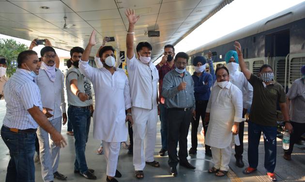 Congress party workers raising slogans at Chandigarh railway station. (SANT ARORA/HT) Congress party workers raising slogans at Chandigarh railway station. (SANT ARORA/HT)
