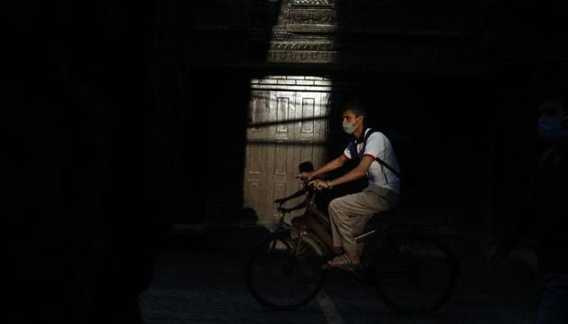A man wearing face mask rides a bicycle during lockdown to control the spread of the new coronavirus in Kathmandu, Nepal, Monday, April 27, 2020. (AP photo) A man wearing face mask rides a bicycle during lockdown to control the spread of the new coronavirus in Kathmandu, Nepal, Monday, April 27, 2020. (AP photo)
