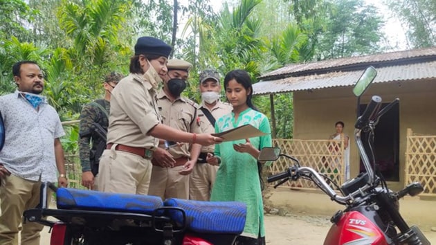 After studying till class 12, Janmoni used to help her mother sell vegetables in a market to run their family that included her ailing father. She is the only child of her parents.(Dibrugarh Police/Twitter)