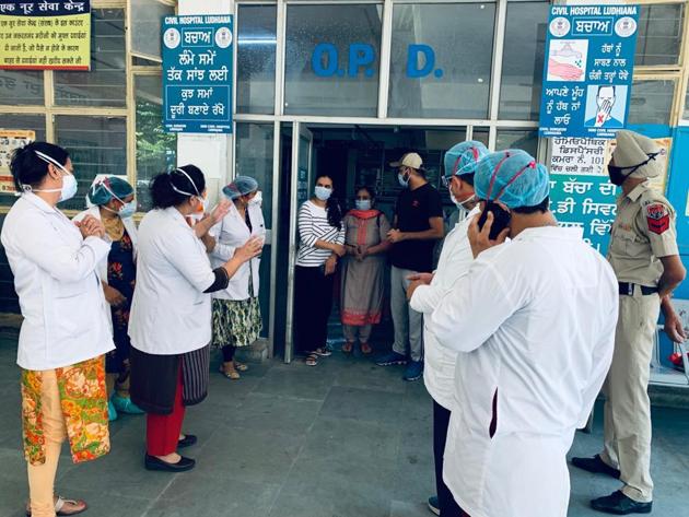 Three of a family, including district mandi officer (DMO), block development and panchayat officer (BDPO), and a food supply official were discharged from the civil hospital on Tuesday. (ht photo) Three of a family, including district mandi officer (DMO), block development and panchayat officer (BDPO), and a food supply official were discharged from the civil hospital on Tuesday. (ht photo)