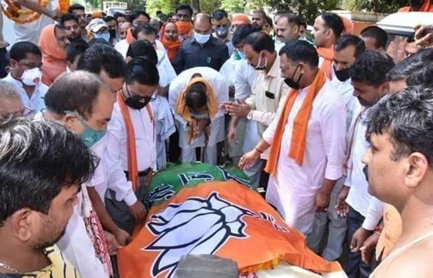 The crowd at the funeral of the BJP leader, however, was in sharp contrast to social distancing message given by the CM, who had chosen not to attend the last rite of his father Anand Singh Bisht last month. (HT) The crowd at the funeral of the BJP leader, however, was in sharp contrast to social distancing message given by the CM, who had chosen not to attend the last rite of his father Anand Singh Bisht last month. (HT)