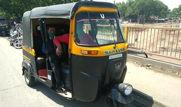 Many autos and taxis carrying migrant workers managed to cross the check points on around 1500 kilometers long route from Mumbai to Prayagraj. (HT Photo) Many autos and taxis carrying migrant workers managed to cross the check points on around 1500 kilometers long route from Mumbai to Prayagraj. (HT Photo)