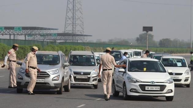 Haryana Police personnel screen commuters for identity cards and permits at the Delhi-Gurugram Border near Ambience Mall, during lockdown in the wake of coronavirus, at Sirhaul toll plaza, in Gurugram, India. (Yogendra Kumar/HT PHOTO) Haryana Police personnel screen commuters for identity cards and permits at the Delhi-Gurugram Border near Ambience Mall, during lockdown in the wake of coronavirus, at Sirhaul toll plaza, in Gurugram, India. (Yogendra Kumar/HT PHOTO)