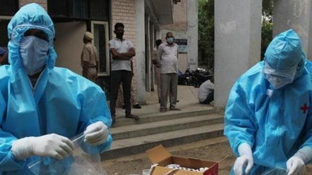 Medical workers collect swab samples from Haryana Police personnel for COVID-19 tests, during a nationwide lockdown due to coronavirus pandemic, at Police Line, in Gurugram on May 10, 2020.(Yogendra Kumar/HT PHOTO)