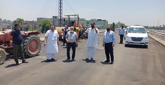 As per information, the NH-44 flyover project had to be completed by March 31, but it was stopped after the curfew was imposed in the state. (ht photo) As per information, the NH-44 flyover project had to be completed by March 31, but it was stopped after the curfew was imposed in the state. (ht photo)