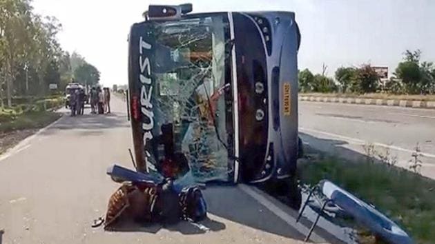 The bus ferrying labourers from Jammu to Uttar Pradesh, which overturned after hitting a divider near Khanna in the early hours of Tuesday. (HT PHOTO) The bus ferrying labourers from Jammu to Uttar Pradesh, which overturned after hitting a divider near Khanna in the early hours of Tuesday. (HT PHOTO)