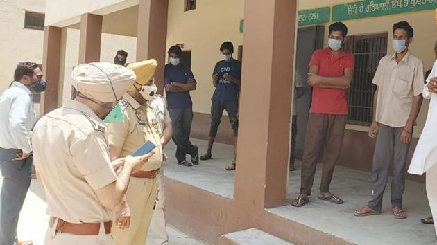 People placed under quarantine at Machhiwara narrating their ordeal to senior cops on Monday. (HT PHOTO)