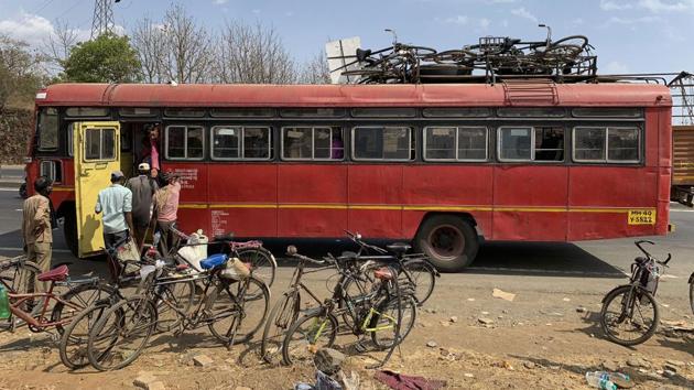 Igatpuri: Migrants try to board a bus for some distance while cycling from Mumbai to their native place Gorakhpur, Uttar Pradesh, amid ongoing COVID-19 lockdown. (PTI) Igatpuri: Migrants try to board a bus for some distance while cycling from Mumbai to their native place Gorakhpur, Uttar Pradesh, amid ongoing COVID-19 lockdown. (PTI)