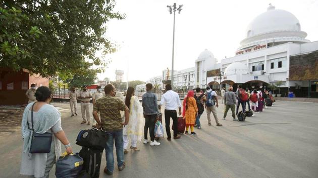 People queue to board a  train to Delhi after services resumed from Rajendra Nagar Terminal in Patna. Travel has been permitted only via tickets booked on the IRCTC platform for now. By the evening of May 12, 90,331 tickets (PNRs) had been generated and reservations were issued to 1,69,039 passengers for the 30 trains,  a railway official told ANI. (Santosh Kumar / HT Photo) 