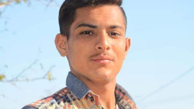 Mukesh Bishnoi fearlessly with armed poachers, who shot a chinkara (Gazella bennettii) in Jodhpur district(HT Photo) Mukesh Bishnoi fearlessly with armed poachers, who shot a chinkara (Gazella bennettii) in Jodhpur district(HT Photo)