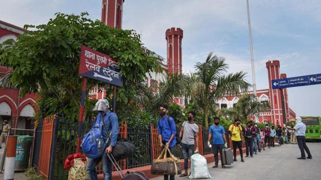 Migrant workers and their families standing in a queue to board the Shramik Express for home at Old Delhi Railway Station (Sanchit Khanna/HT Photo) Migrant workers and their families standing in a queue to board the Shramik Express for home at Old Delhi Railway Station (Sanchit Khanna/HT Photo)