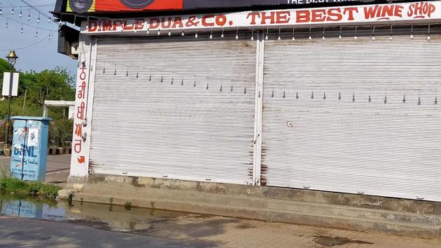The liquor contractors had been keeping their shutters down since last Wednesday, when the district administration lifted curbs on opening of liquor vends. (GURPREET SINGH/HT) The liquor contractors had been keeping their shutters down since last Wednesday, when the district administration lifted curbs on opening of liquor vends. (GURPREET SINGH/HT)