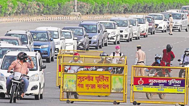 Borders connecting the two cities were sealed in the last week of April and the entry of only those engaged in essential services, carrying valid passes, were allowed.(Yogendra Kumar/HT file photo) Borders connecting the two cities were sealed in the last week of April and the entry of only those engaged in essential services, carrying valid passes, were allowed.(Yogendra Kumar/HT file photo)