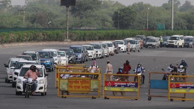 Haryana Police personnel screen commuters for identity cards and permits at the Delhi-Gurugram Border, near Ambience Mall, during lockdown in the wake of coronavirus, at Sirhaul toll plaza, in Gurugram, India. (Yogendra Kumar/HT PHOTO) Haryana Police personnel screen commuters for identity cards and permits at the Delhi-Gurugram Border, near Ambience Mall, during lockdown in the wake of coronavirus, at Sirhaul toll plaza, in Gurugram, India. (Yogendra Kumar/HT PHOTO)