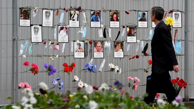 A man walks past a makeshift memorial for medical workers who died from the COVID-19 disease, set up outside the local health department in Saint Petersburg. Russia reported more than 10,000 new cases on Wednesday, bringing the total number of infections to 242,271, reported AFP. (Olga Maltseva / AFP)