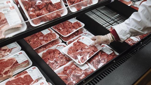 A worker restocks beef at a Stew Leonard's supermarket in Paramus, New Jersey, U.S, on Tuesday, May 12, 2020. (Bloomberg photo) A worker restocks beef at a Stew Leonard's supermarket in Paramus, New Jersey, U.S, on Tuesday, May 12, 2020. (Bloomberg photo)