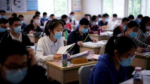 Students wearing face masks are seen inside a classroom during a government-organised media tour at a high school as more students returned to campus following the coronavirus disease (Covid-19) outbreak, in Shanghai, China May 7, 2020. (Reuters file photo) Students wearing face masks are seen inside a classroom during a government-organised media tour at a high school as more students returned to campus following the coronavirus disease (Covid-19) outbreak, in Shanghai, China May 7, 2020. (Reuters file photo)