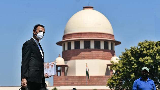 A lawyer covers his face with protective mask to prevent himself from coronavirus spread at Supreme Court, in New Delhi. (Biplov Bhuyan/HT PHOTO) A lawyer covers his face with protective mask to prevent himself from coronavirus spread at Supreme Court, in New Delhi. (Biplov Bhuyan/HT PHOTO)