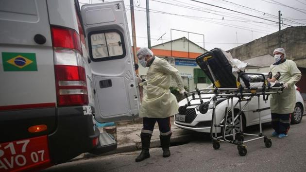 Nurses of Emergency Rescue Service (SAMU) transport a patient from a basic heath unit to a hospital during the coronavirus (Covid-19) outbreak in Santo Andre, Sao Paulo State, Brazil, on May 7.(Reuters Photo)