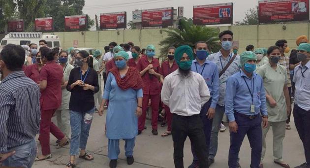 https://images.hindustantimes.com/rf/image_size_630x354/HT/p2/2020/05/13/Pictures/wednesday-hindustan-assembled-mohandai-ludhiana-employees-hospital_50c73d8a-9526-11ea-bea3-7211baa10040.jpg