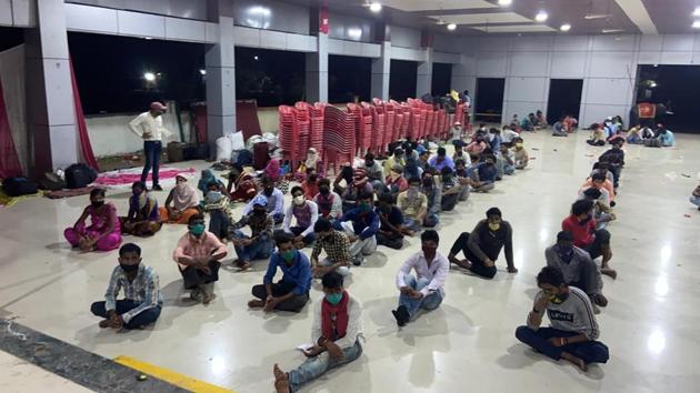Labourers at a relief camp in Chandoli on Wednesday located on the Pune-Nashik road. (HT/PHOTO) Labourers at a relief camp in Chandoli on Wednesday located on the Pune-Nashik road. (HT/PHOTO)