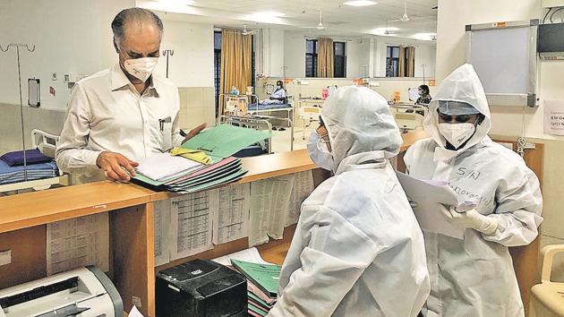 Dr Vijay Natarajan (left), cardiothoracic surgeon and chief executive officer of Symbiosis University Hospital and Research Centre, Lavale, fears that premature discharge of patients from hospital will lead to a continuing spread of the virus within the community. (HT PHOTO) Dr Vijay Natarajan (left), cardiothoracic surgeon and chief executive officer of Symbiosis University Hospital and Research Centre, Lavale, fears that premature discharge of patients from hospital will lead to a continuing spread of the virus within the community. (HT PHOTO)