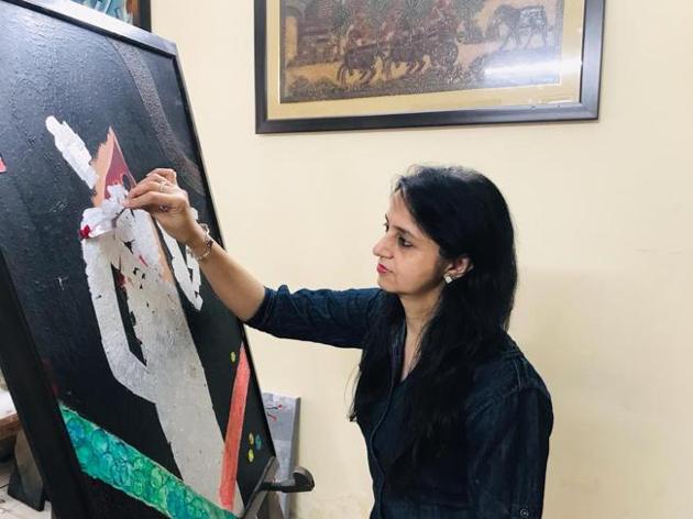 In absence of work, artist Rupa Arora she had been spending time creating abstract art for bringing positivity in her life during this difficult time. (HT Photo) In absence of work, artist Rupa Arora she had been spending time creating abstract art for bringing positivity in her life during this difficult time. (HT Photo)
