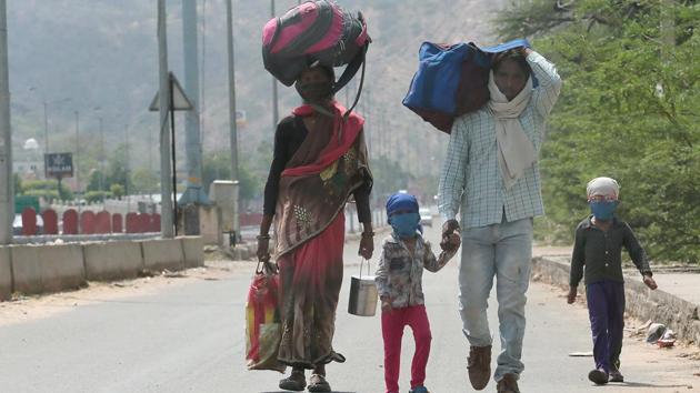 Migrant worker his pregnant wife and 2 kids walking to MP village