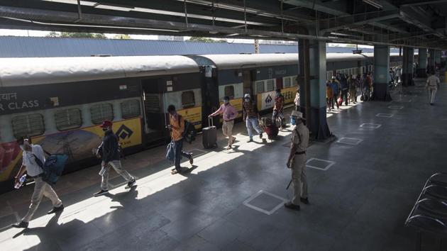 Maharashtra government, along with the Indian Railways organised a Shramik special train for migrant workers stranded in Mumbai. (Satyabrata Tripathy/HT Photo)