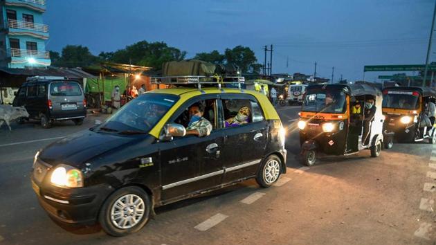 Migrants travelling via taxis from Mumbai ride towards their native places during the ongoing nationwide COVID-19 lockdown, at Uttar Pradesh- Madhya Pradesh Border, Chakghat in Prayagraj.(PTI)
