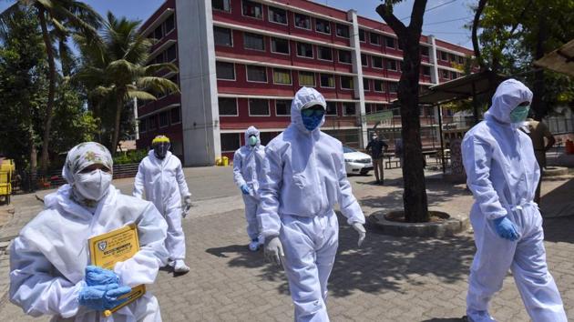 Healthcare workers near a quarantine centre Dharavi patients on May 12. Dharavi, which has become a hot spot for the disease in Mumbai, also crossed the 1,000-caseload mark on May 13 with its total tally at 1,028 and 40 deaths by the end of day. Around 2,500 of its residents identified as high risk are in quarantine. (Satish Bate / HT Photo) Healthcare workers near a quarantine centre Dharavi patients on May 12. Dharavi, which has become a hot spot for the disease in Mumbai, also crossed the 1,000-caseload mark on May 13 with its total tally at 1,028 and 40 deaths by the end of day. Around 2,500 of its residents identified as high risk are in quarantine. (Satish Bate / HT Photo)