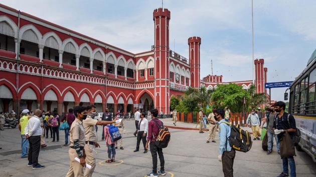 Migrant workers queue to board the Shramik Express bound to their native state, during lockdown, in Old Delhi Railway Station, New Delhi. (Sanchit Khanna/HT PHOTO) Migrant workers queue to board the Shramik Express bound to their native state, during lockdown, in Old Delhi Railway Station, New Delhi. (Sanchit Khanna/HT PHOTO)