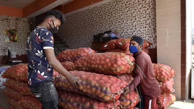 Wholesalers at Ghazipur vegetable market which has been seeing fewer buyers during the nationwide lockdown against coronavirus in New Delhi. (Mohd Zakir/HT File Photo) Wholesalers at Ghazipur vegetable market which has been seeing fewer buyers during the nationwide lockdown against coronavirus in New Delhi. (Mohd Zakir/HT File Photo)