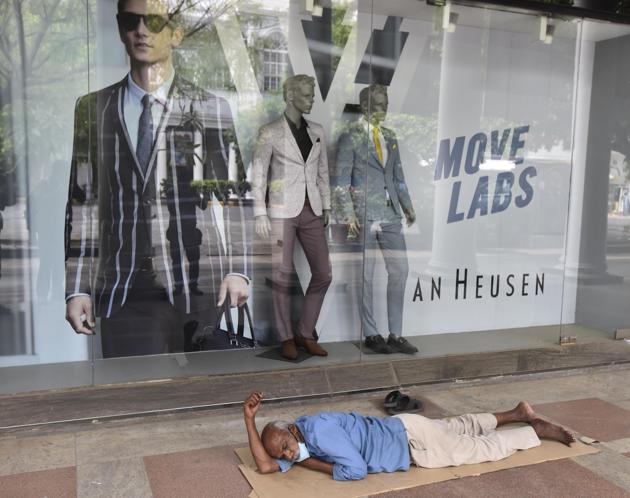 A man sleeps outside a closed shop in Connaught Place during lockdown, in New Delhi, India, on Monday, May 11, 2020. (Sonu Mehta/HT PHOTO) A man sleeps outside a closed shop in Connaught Place during lockdown, in New Delhi, India, on Monday, May 11, 2020. (Sonu Mehta/HT PHOTO)
