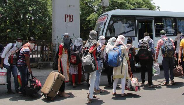 Students stranded in Pune go home via private buses - Hindustan Times