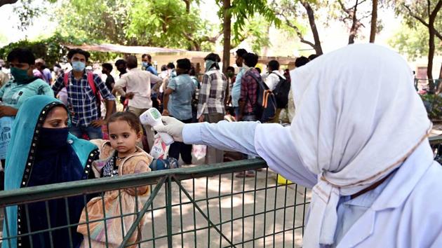 Medics conduct thermal screening of migrants(ANI)