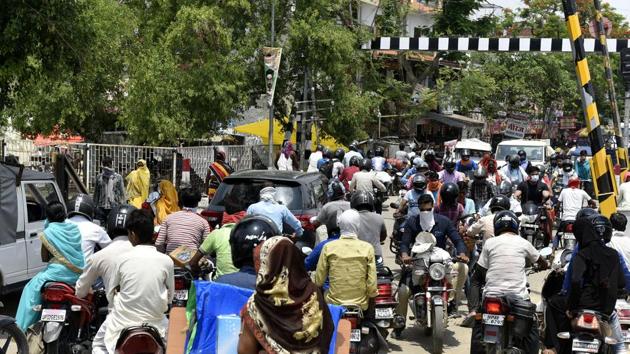 Traffic congestion seen near a railway crossing during Covid-19 lockdown, in Asti Road, Lucknow, on Tuesday.(Dheeraj Dhawan/HT Phoro)