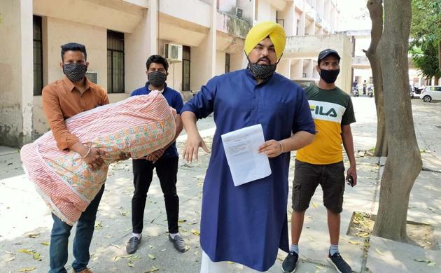 Lok Insaaf Party (LIP) spokesperson Gagandeep Singh with others protesting outside PSPCL office on Ferozepur Road in Ludhiana on Thursday. (Gurpreet Singh/HT) Lok Insaaf Party (LIP) spokesperson Gagandeep Singh with others protesting outside PSPCL office on Ferozepur Road in Ludhiana on Thursday. (Gurpreet Singh/HT)