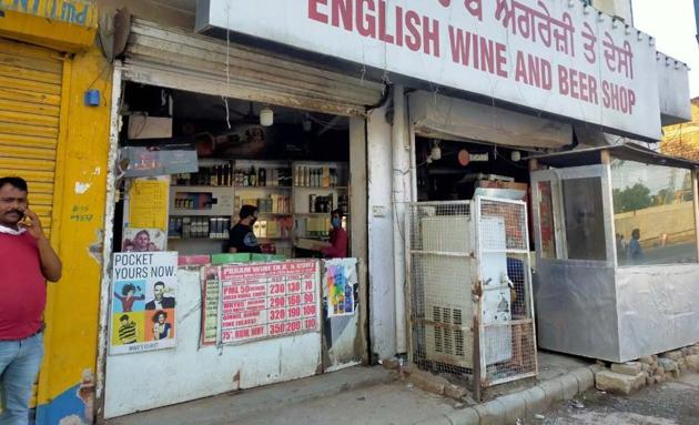 A wine shop opened at Ferozepur Road in Ludhiana on Thursday.(Gurpreet Singh/HT) A wine shop opened at Ferozepur Road in Ludhiana on Thursday.(Gurpreet Singh/HT)