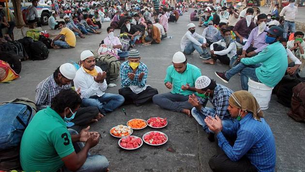 Migrants break their fast during Ramzan while waiting for a Shramik special train from Borivali railway station on May 13. State home minister Anil Deshmukh on Wednesday said police personnel are falling ill due to the burden of long working hours amid the lockdown. (ANI) Migrants break their fast during Ramzan while waiting for a Shramik special train from Borivali railway station on May 13. State home minister Anil Deshmukh on Wednesday said police personnel are falling ill due to the burden of long working hours amid the lockdown. (ANI)