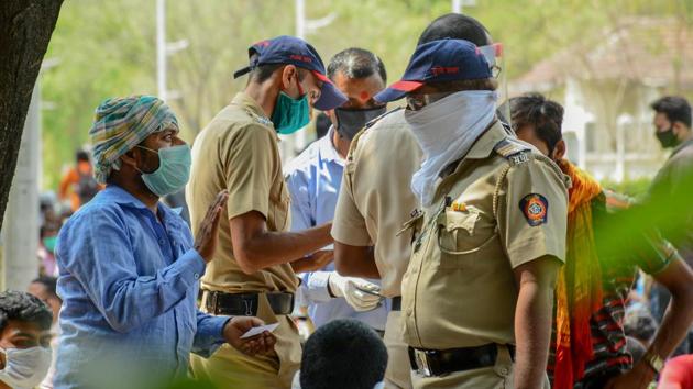 Of the 44 deaths recorded in the state, 25 coronavirus positive patients succumbed to the infection in capital Mumbai, 10 in Navi Mumbai, 5 in Pune, 2 in Aurangabad and one person each died in Panvel and Kalyan.(MILIND SAURKAR/HT PHOTO.)