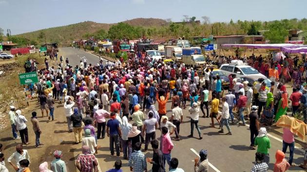 Bijasan on the MP-Maharashtra border in Barwani district, 313 kilometres south west of Bhopal, has seen a good number of labourers from Maharashtra heading to various parts of MP, UP, Bihar, Jharkhand and Rajasthan amid the nationwide lockdown.(HT PHOTO.)