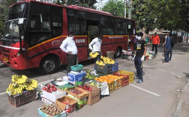 Chandigarh municipal corporation commissioner KK Yadav said supply of vegetables will now be restricted to only containment zones. Meanwhile,  licences have been issued to around 600 vendors to sell fruits and vegetables in sectors. (HT File Photo)