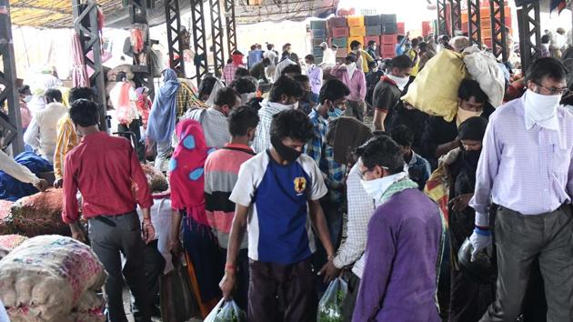 Residents say the vendors don’t possess necessary passes and most of them don’t even wear masks properly.(HT FILE) Residents say the vendors don’t possess necessary passes and most of them don’t even wear masks properly.(HT FILE)