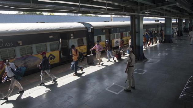 According to officials, the district has over 1.25 lakh migrant labourers who want to go back to their respective home states.(Satyabrata Tripathy/HT file photo. Representative image) According to officials, the district has over 1.25 lakh migrant labourers who want to go back to their respective home states.(Satyabrata Tripathy/HT file photo. Representative image)